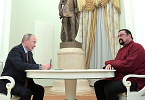 Her overleverer Putin et russisk pass til Hollywood-kjendisen: - Han er som en bror for meg